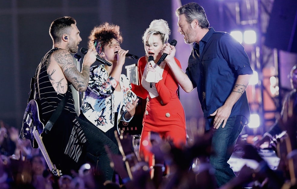 Adam Levine, Miley Cyrus mau lua hat rock tren san khau hinh anh