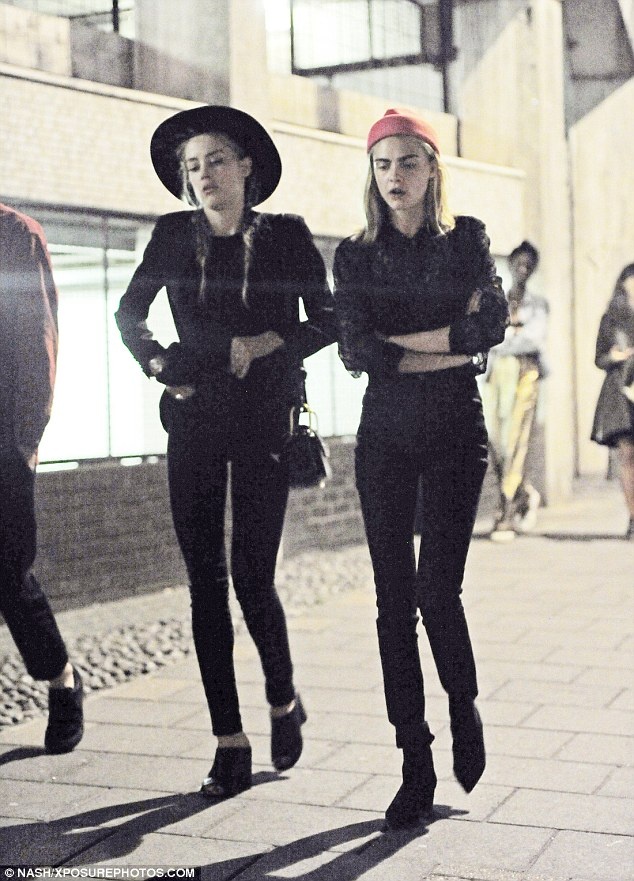 Cara Delevingne bi hop dem tu choi anh 2