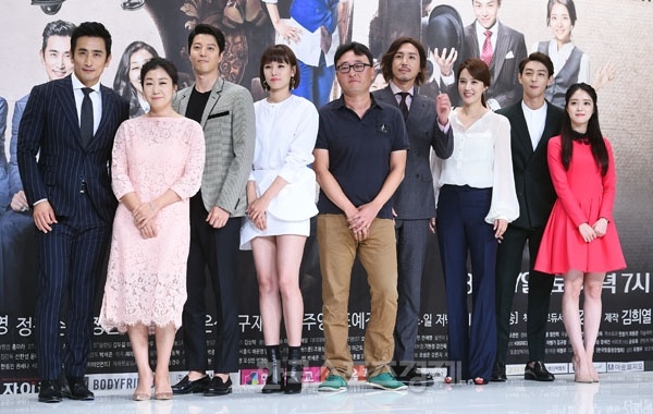 Cha In Pyo om ban dien nu anh 1