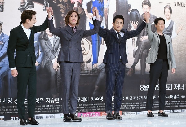 Cha In Pyo om ban dien nu anh 9