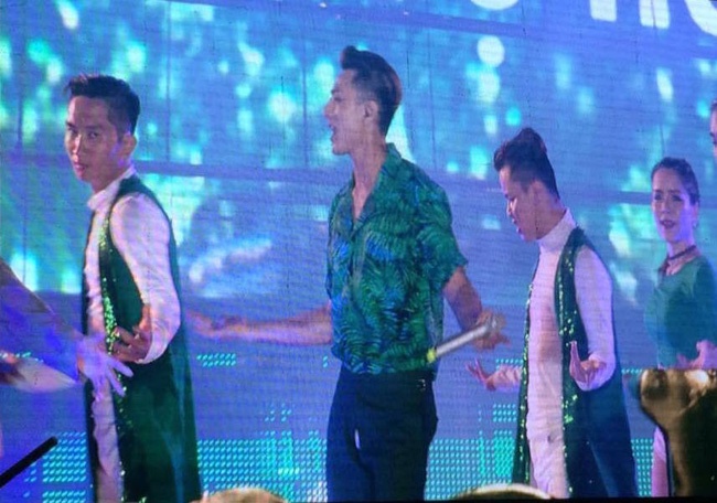 Isaac bị rách quần trên sân khấu ảnh 1 Isaac bi rach quan tren san khau anh 1