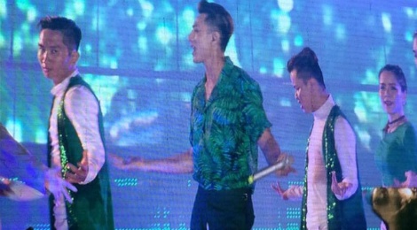 Isaac gap su co rach quan tren san khau hinh anh