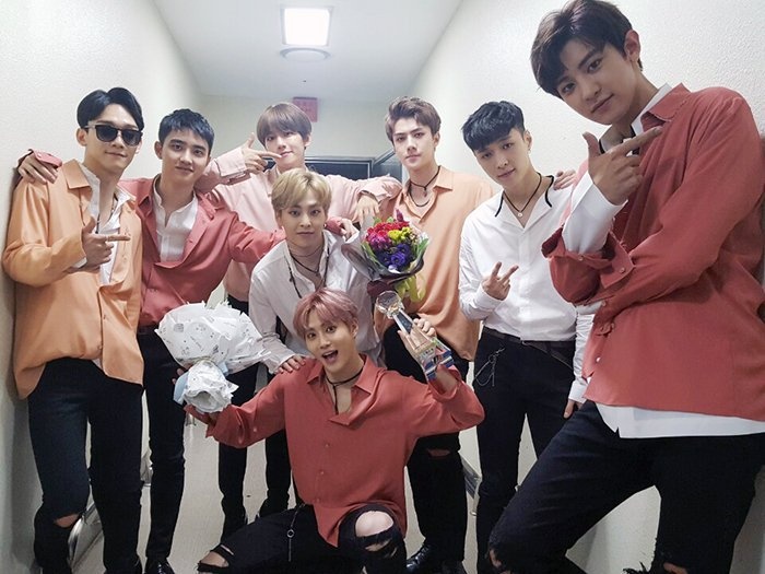 EXO đoạt loạt cúp ảnh 2 EXO doat loat cup anh 2