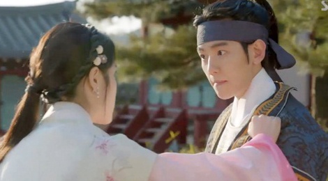 IU va Baekhyun bi che dien do trong ‘Bo bo kinh tam xu Han' hinh anh