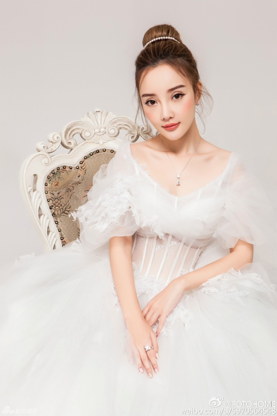 Ly Tieu Lo mac vay cuoi anh 1