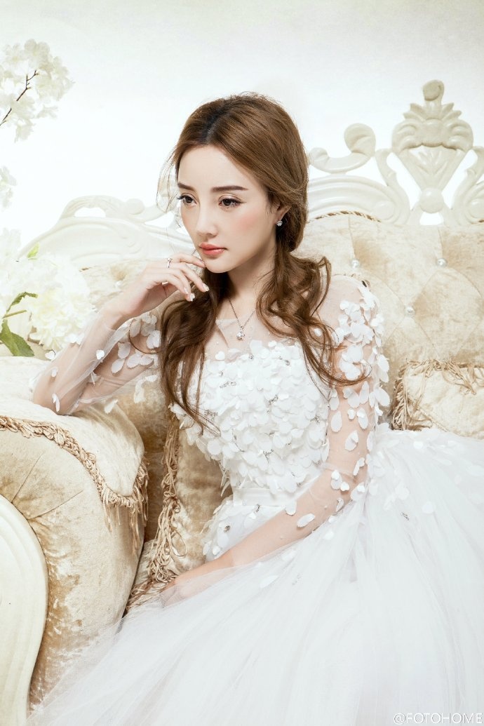 Ly Tieu Lo mac vay cuoi anh 6