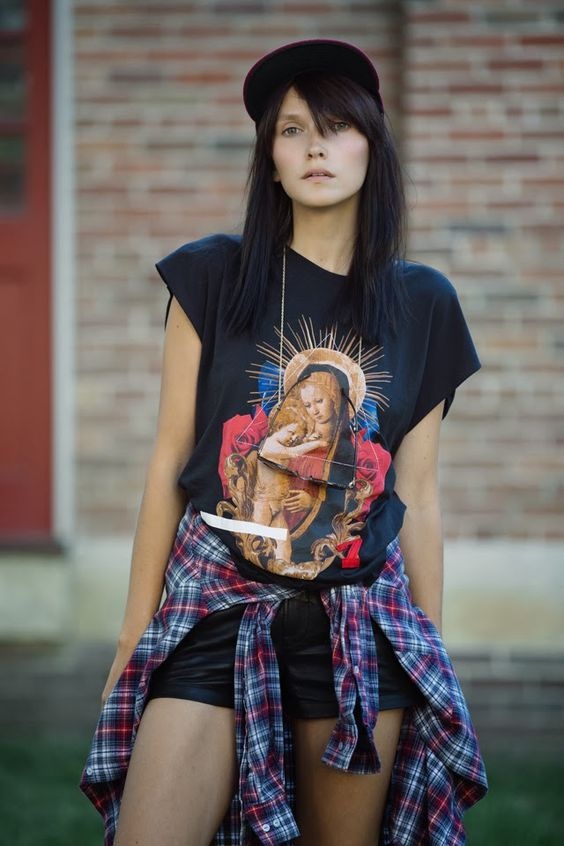 Graphic Tee: Sự trở lại nhuốm màu nổi loạn ảnh 2 Graphic Tee: Su tro lai nhuom mau noi loan anh 2