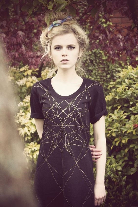 Graphic Tee: Sự trở lại nhuốm màu nổi loạn ảnh 1 Graphic Tee: Su tro lai nhuom mau noi loan anh 1