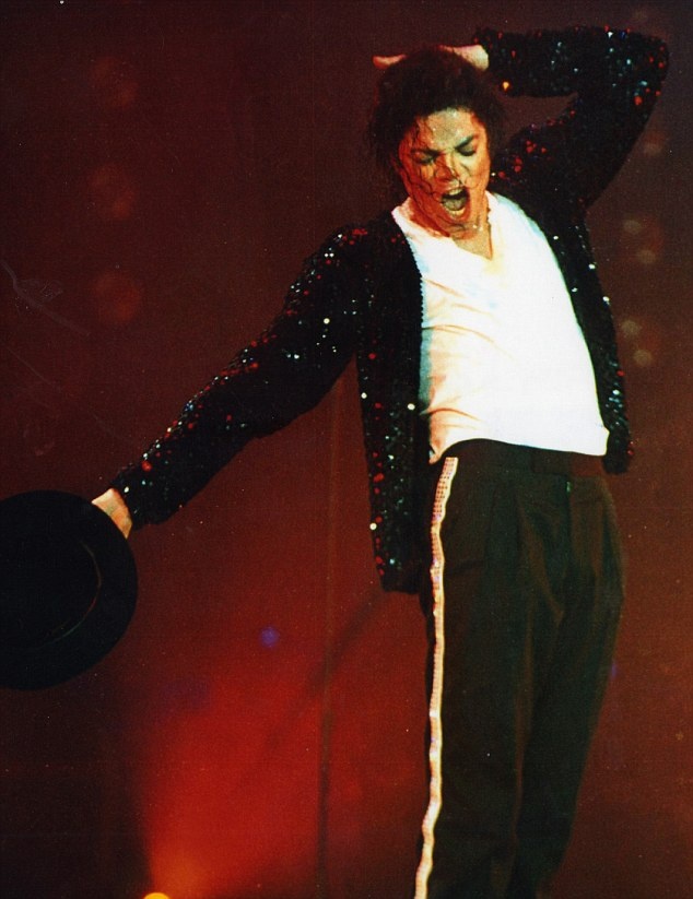 Người hâm mộ hốt hoảng khi thấy bóng ma Michael Jackson  ảnh 2 Nguoi ham mo hot hoang khi thay bong ma Michael Jackson anh 2