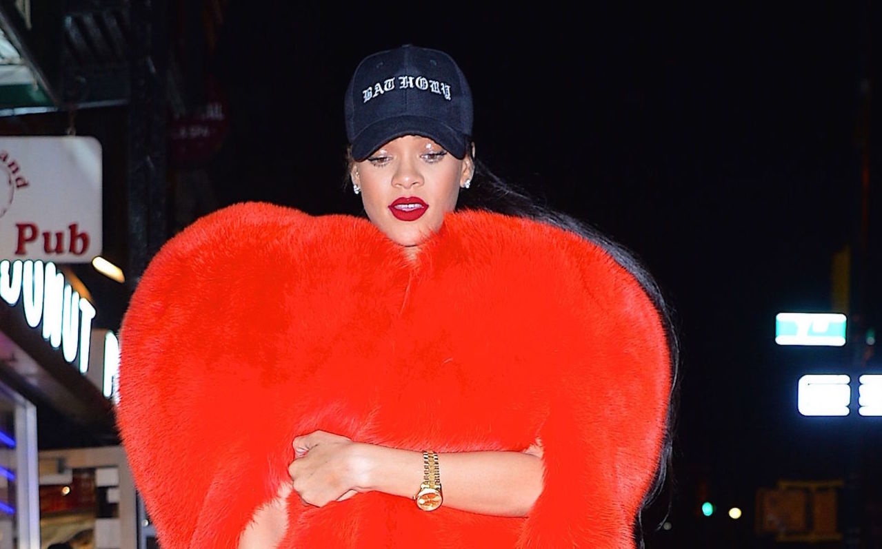 Rihanna hoa thu bong voi mot ao ky di hinh anh