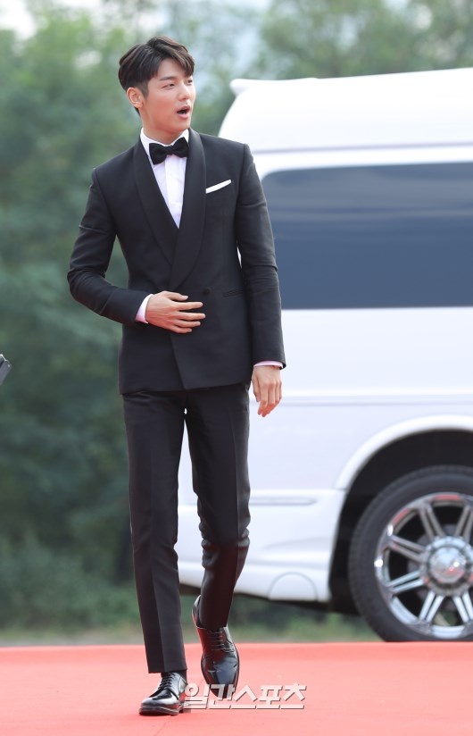 Song Joong Ki tren tham do anh 10