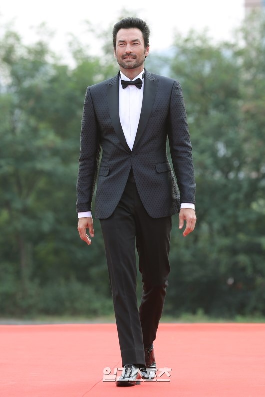 Song Joong Ki tren tham do anh 11