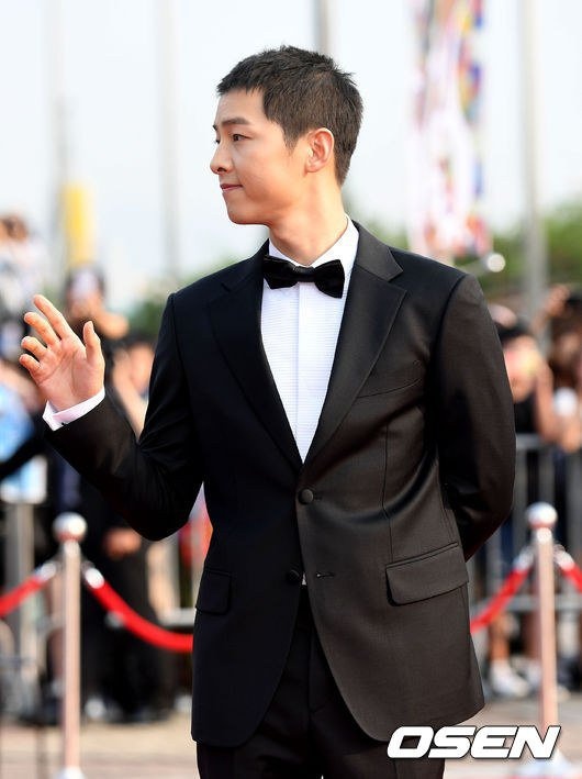 Song Joong Ki tren tham do anh 2