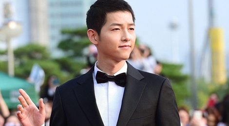 Song Joong Ki banh bao tren tham do hinh anh