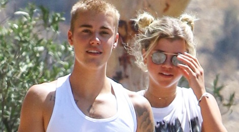 Ban gai moi khen Justin Bieber la nguoi hiem gap hinh anh