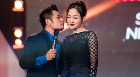 Lan Phuong do mat vi duoc Bang Kieu hon tren san khau hinh anh