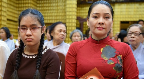 Ca si Dong Dao cung 100 nguoi cau an cho Minh Thuan hinh anh