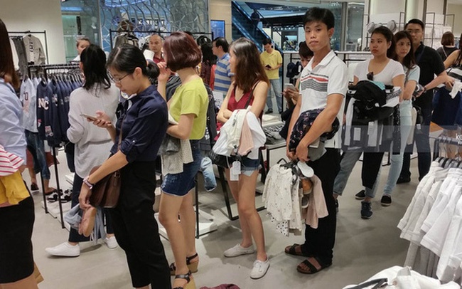 Vi sao nguoi Viet phai xep hang mua Zara? hinh anh