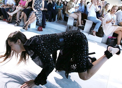 Bella Hadid nga nhao tren san dien New York Fashion Week hinh anh