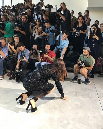 Bella Hadid bi nga tren san dien anh 7