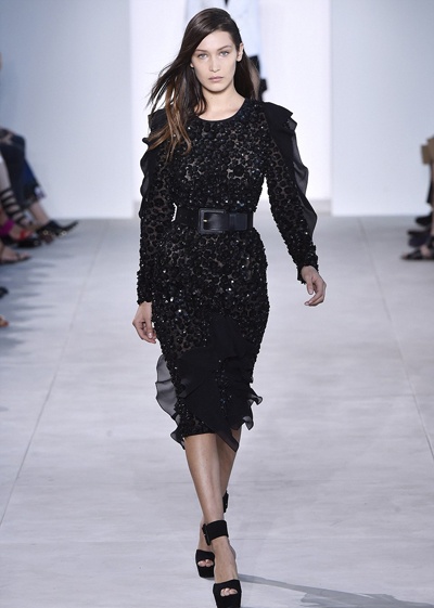 Bella Hadid bi nga tren san dien anh 1