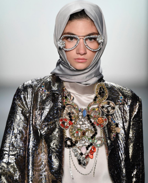 Trang phuc Hoi giao len san catwalk anh 6