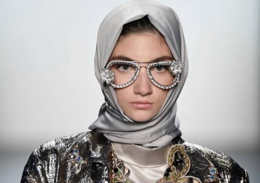 Trang phuc Hoi giao lan dau tien buoc len san catwalk hinh anh