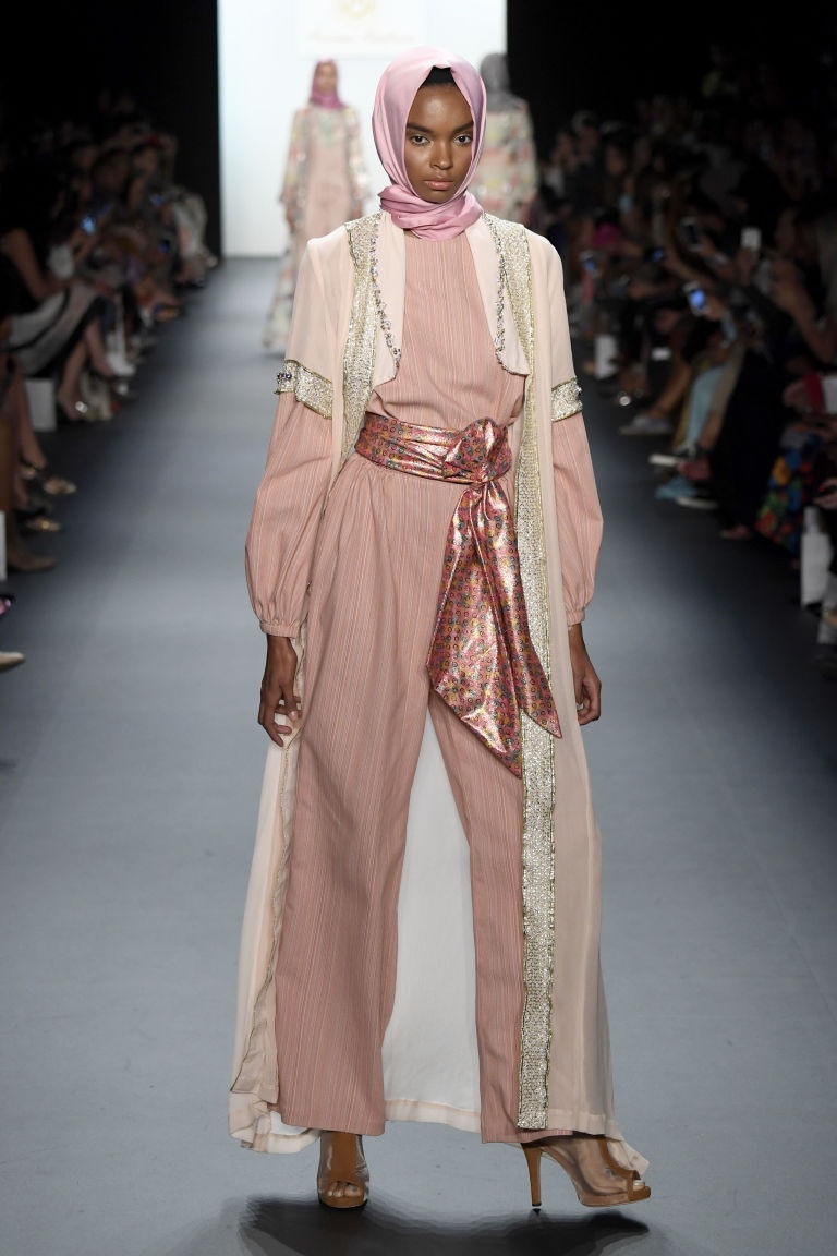 Trang phuc Hoi giao len san catwalk anh 4