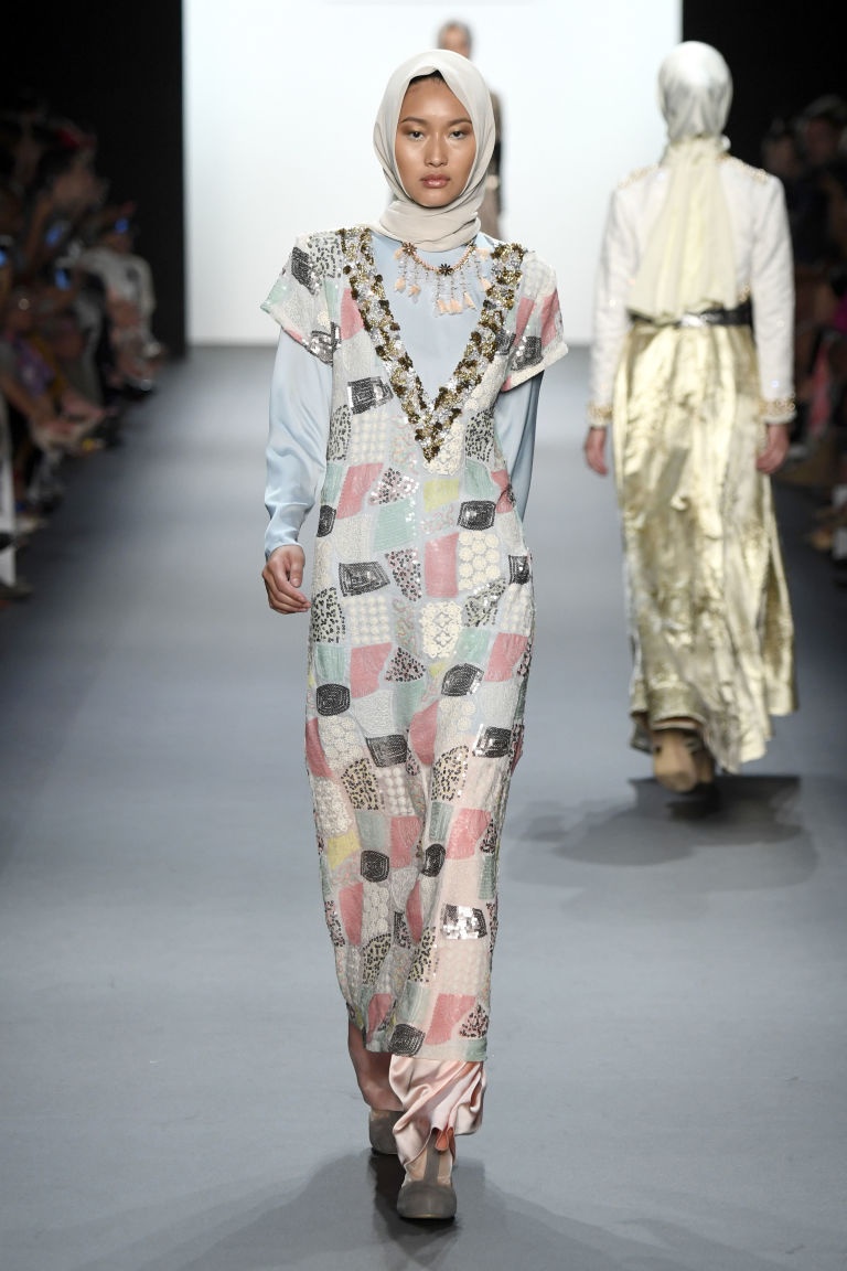 Trang phuc Hoi giao len san catwalk anh 5