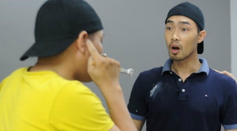 Nguoi mau Viet chui boi, nem bao tay vao dan anh hinh anh