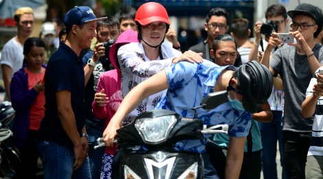 Nguoi dan cuoi dua, ho het ten nghe si o dam tang Minh Thuan hinh anh