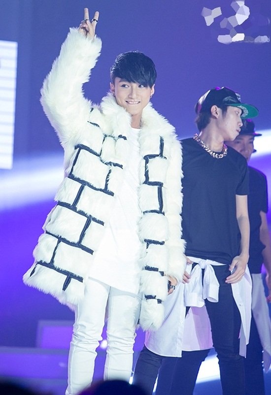 Trang phuc cua Son Tung ngay cang tro nen tham hoa anh 10