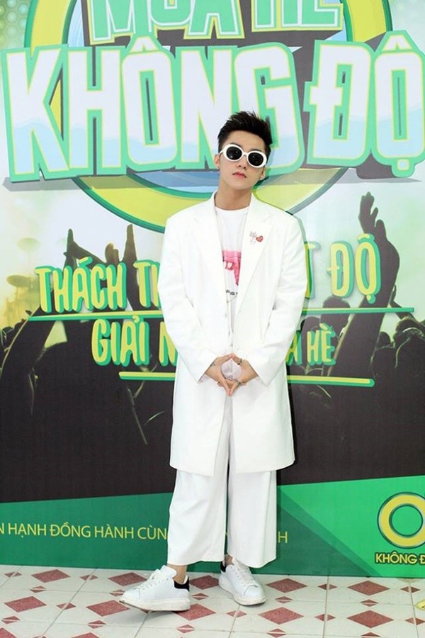 Trang phuc cua Son Tung ngay cang tro nen tham hoa anh 7