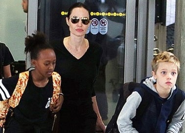 Angelina Jolie don do, mang con den Malibu hinh anh