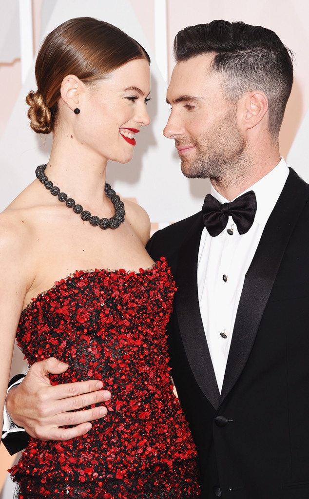 Adam Levine va Behati Prinsloo don con gai dau long anh 2