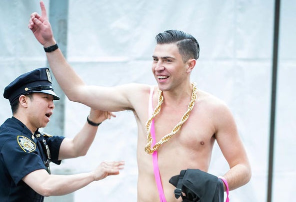 Nhung lan phong vien bien thai nao loan tham do Hollywood hinh anh