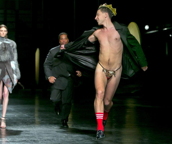 Nhung lan phong vien bien thai nao loan tham do Hollywood anh 9