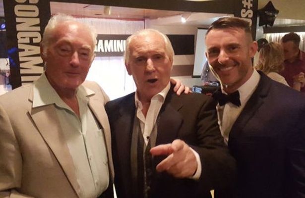 Cu ong mat tri nho duoc ky hop dong thu am sau khi hat tren o to anh 2