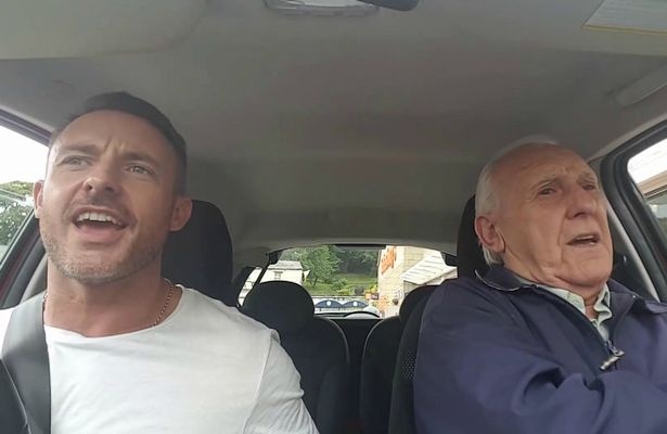 Cu ong mat tri nho ky hop dong thu am sau khi hat tren oto hinh anh