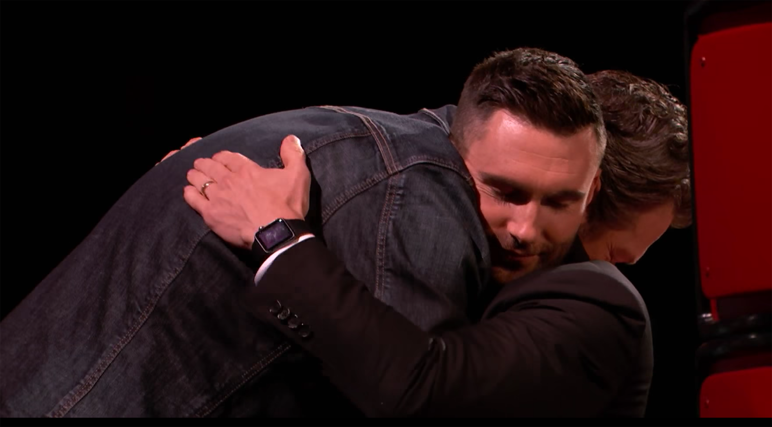 Du duoc Adam Levine hau thuan, Blake Shelton van trang tay hinh anh