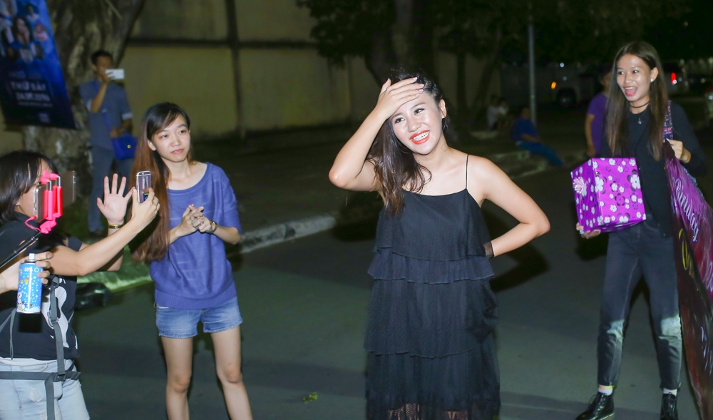Van Mai Huong duoc fan to chuc sinh nhat anh 1