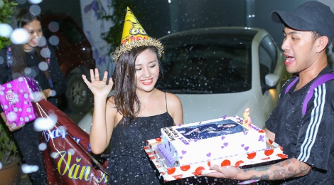 Van Mai Huong bat khoc vi duoc fan to chuc sinh nhat hinh anh