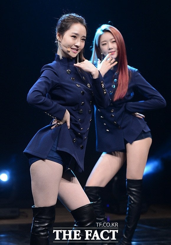 Nhom nu Han goi cam anh 5