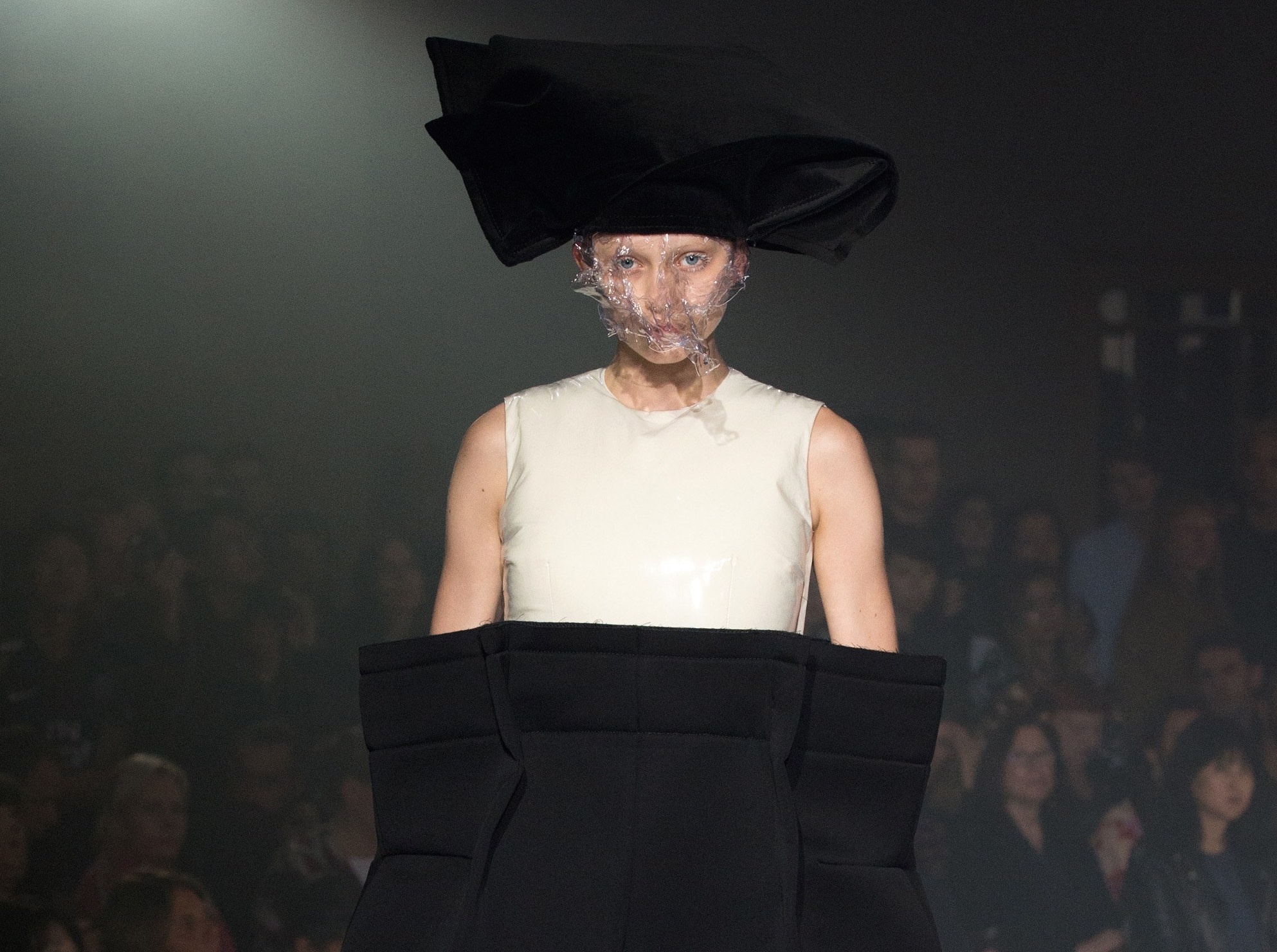 Trang phuc phang lam nao loan san catwalk hinh anh