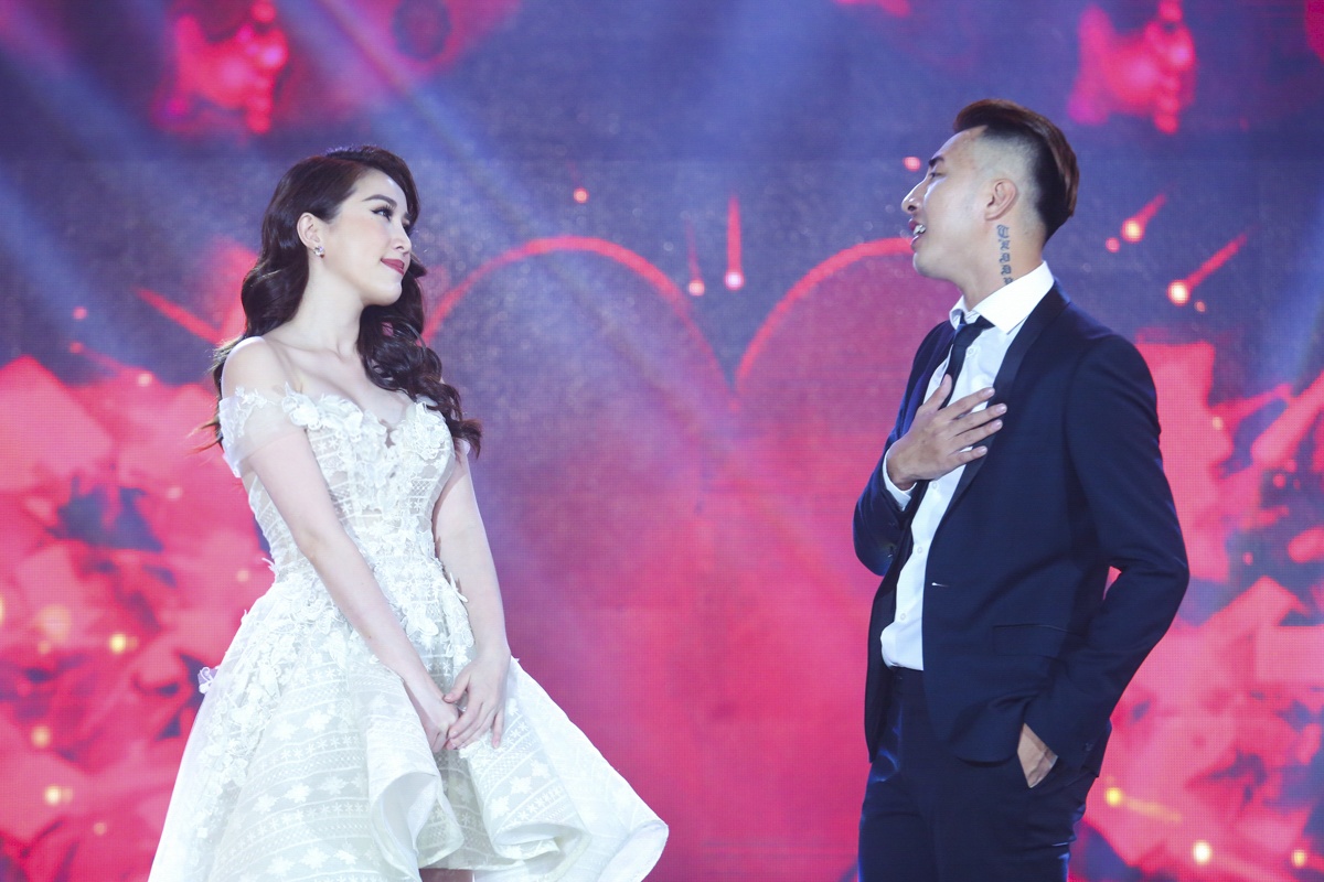 Văn Anh tái hiện màn cầu hôn Tú Vi trên sân khấu ảnh 3 Van Anh tai hien man cau hon Tu Vi tren san khau anh 3