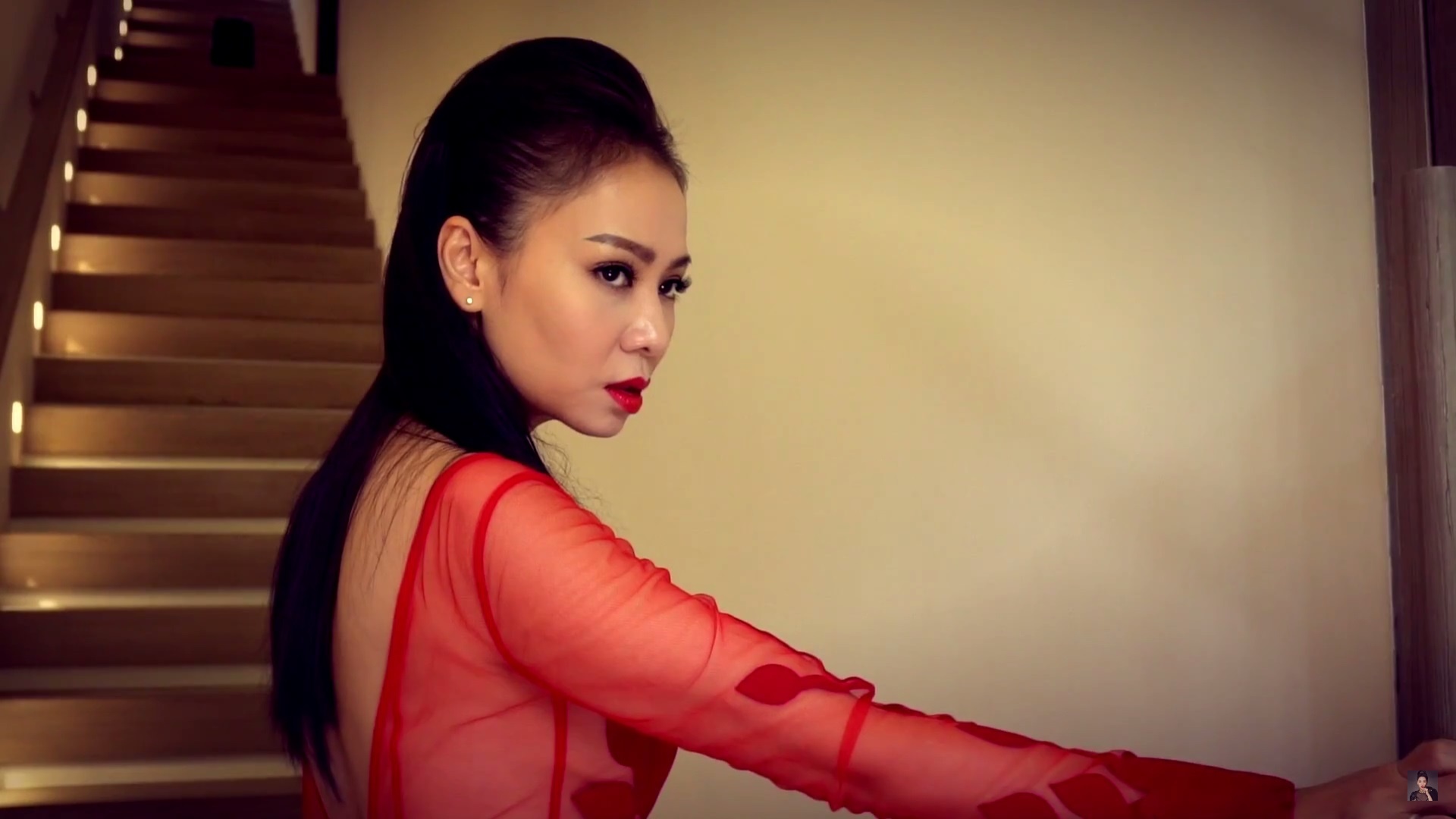 Thu Minh cam dao xuat hien bi an trong MV moi anh 1