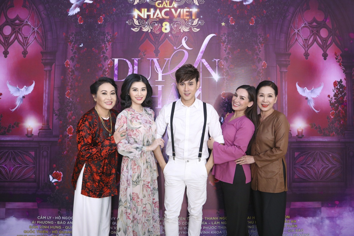 Văn Anh tái hiện màn cầu hôn Tú Vi trên sân khấu ảnh 6 Van Anh tai hien man cau hon Tu Vi tren san khau anh 6