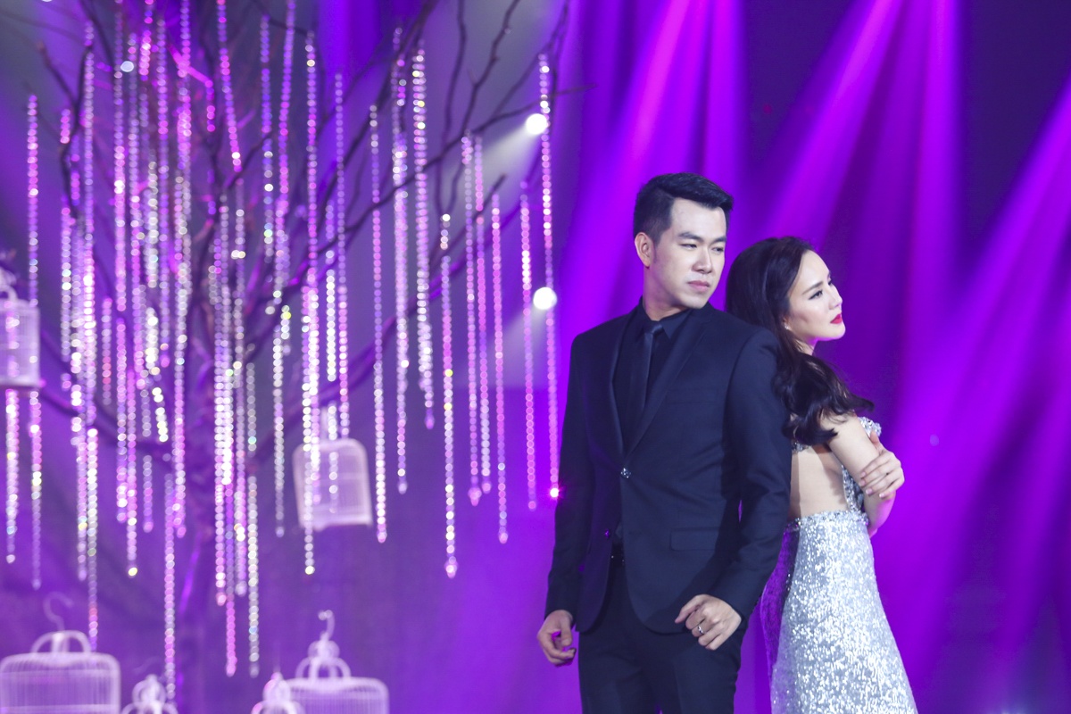 Văn Anh tái hiện màn cầu hôn Tú Vi trên sân khấu ảnh 8 Van Anh tai hien man cau hon Tu Vi tren san khau anh 8