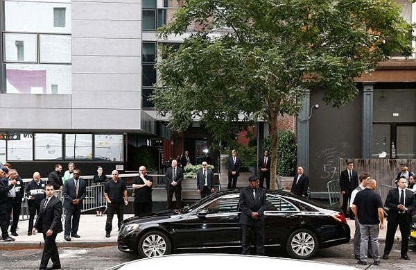 Kim Kardashian bị cướp ảnh 2 Kim Kardashian bi cuop anh 2