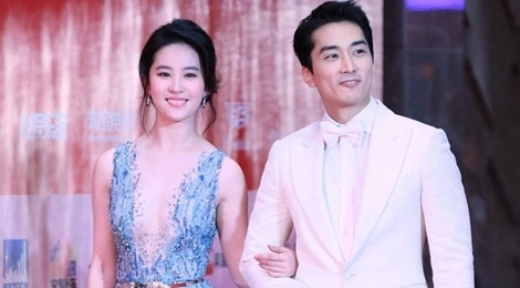 Song Seung Hun don tuoi 40 ben Luu Diec Phi hinh anh